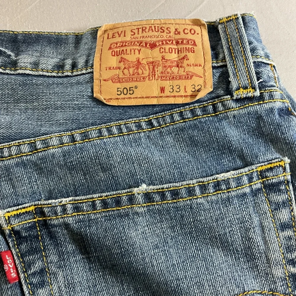 Levi's 505 Regular Fit Men's Jeans 33x32 Blue Denim Straight Leg Zip Fly Classic